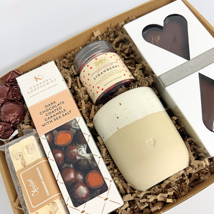 Stor gaveæske med et sødt keramikkrus, chokolade og karameller