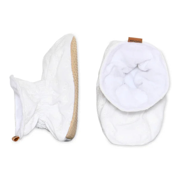 Hvide Melton-futter til baby med dekorativ blondekant og skridsikker gummisål