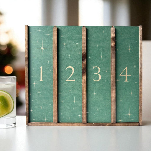 Adventskalender med Gin og tonic i flot trækasse med grønne låger. 
