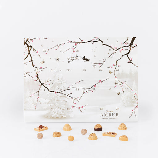 Summerbird Amber julekalender med 24 låger fyldt med chokoladebarer, fyldte chokolader, trøfler og dragéer lavet af den ikoniske Amber chokolade.