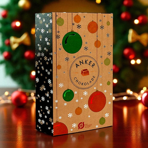 Elegant chokoladejulekalender fra Anker Chokolade fyldt med økologiske varianter og nye smagsoplevelser – perfekt til chokoladeelskere.
