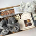 Send en fin barselsgave til den nybagte familie med elefant bamse, chokolade, futter og strømper.