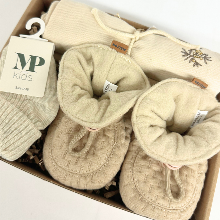 sød lille gave med alt i beige til baby