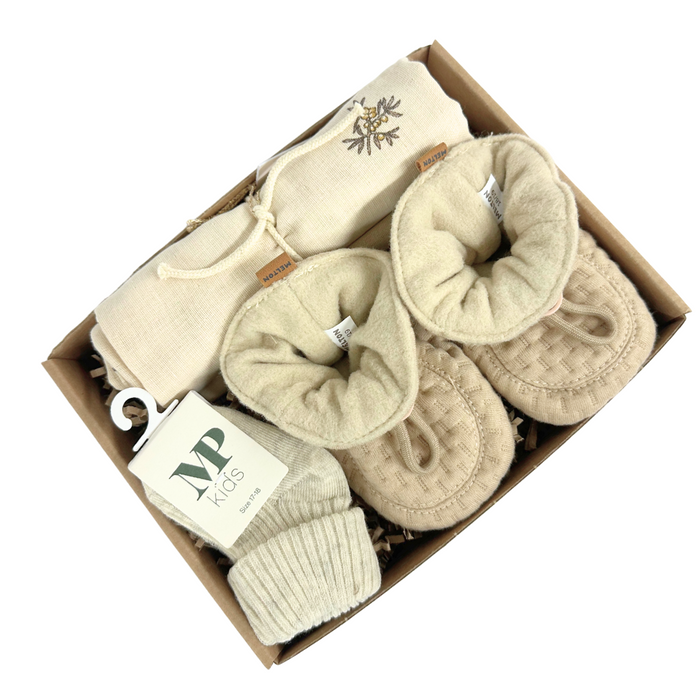 sød lille gave med alt i beige med futter og sokker