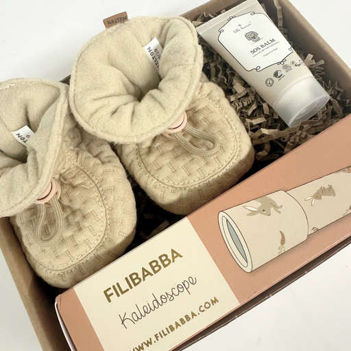 Sød og smuk gaveløsning med gode sager til baby i beige