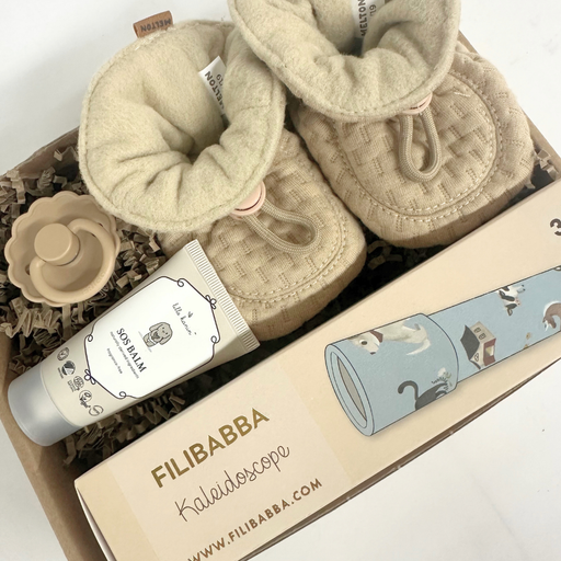 Beige gaveløsning til den lille ny med varme futter, en sut og legetøj