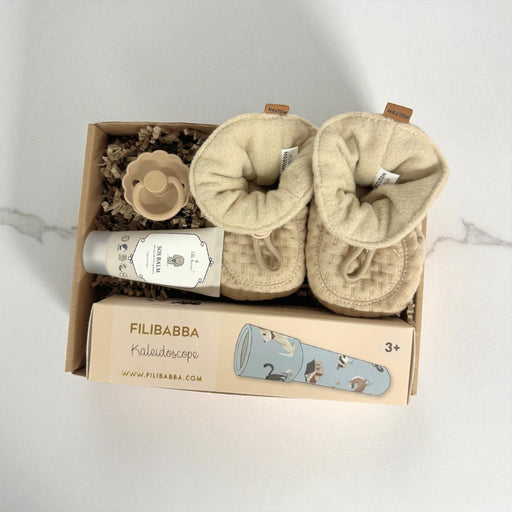 Beige gaveløsning til den lille ny med varme futter, en sut og legetøj