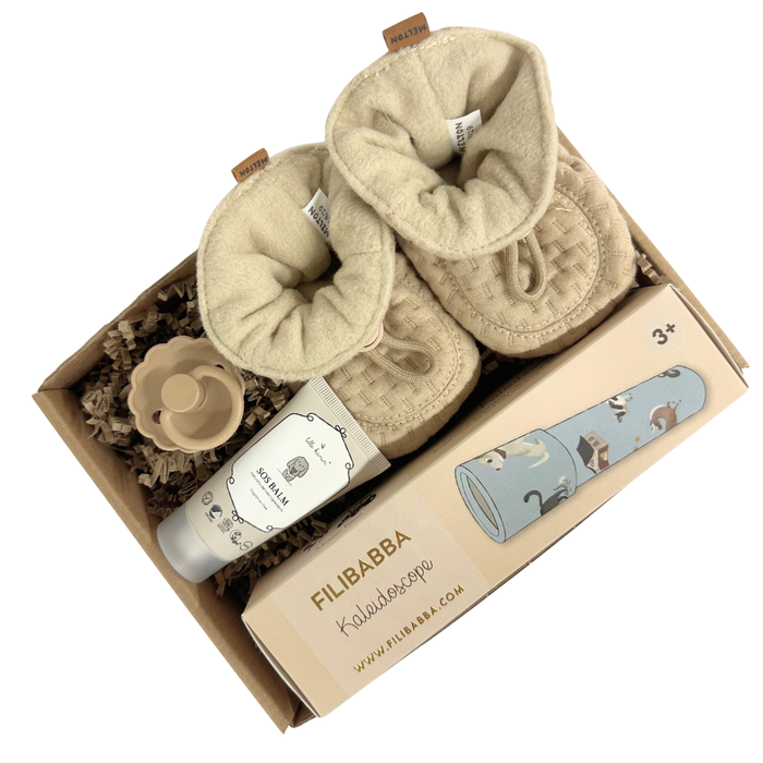 Beige gaveløsning til den lille ny med varme futter, en sut og legetøj