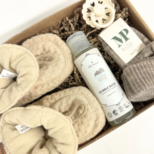 Sød barselsgave til baby i beige, med futter, sæbe, sut og strømper