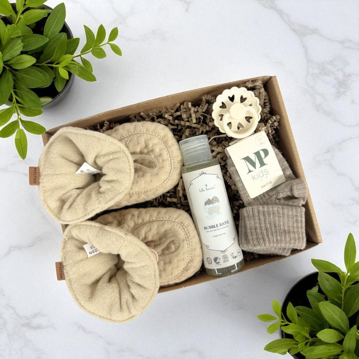 Sød barselsgave til baby i beige, med futter, sæbe, sut og strømper