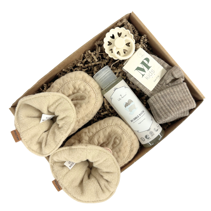 Sød barselsgave til baby i beige, med futter, sæbe, sut og strømper