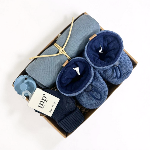 Blå barselsgave med futter, strømper fra MP Denmark, sut og stofble. 