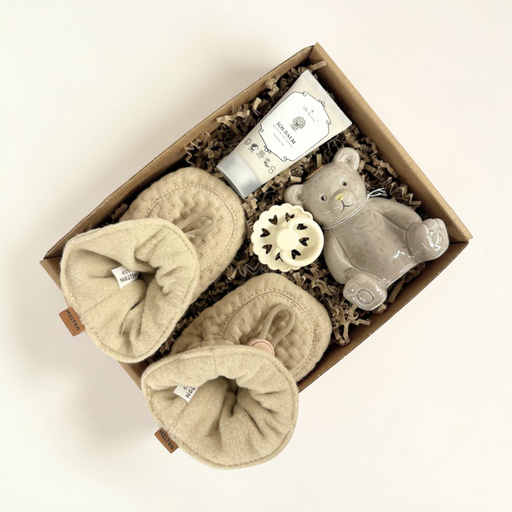 Sød gaveløsning til den lille nye med sut og futter