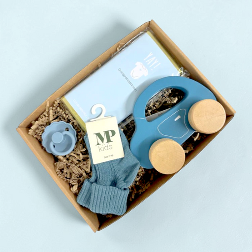 Lille fin blå barselsgave med træbil, strømper, sut og chokolade