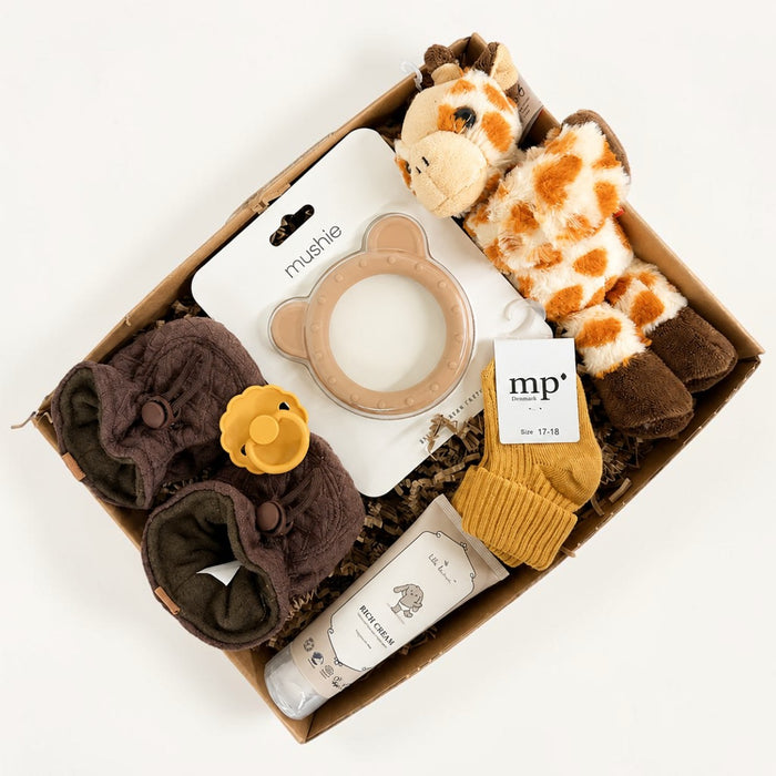 Barselsgave med giraf krammebamse, bidering, strømper, futter, sut og lækker creme.