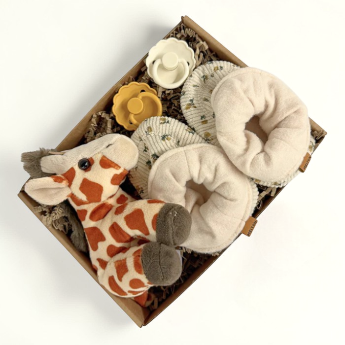 Barselsgave med sød girafbamse og futter – perfekt gave til den nyfødte baby