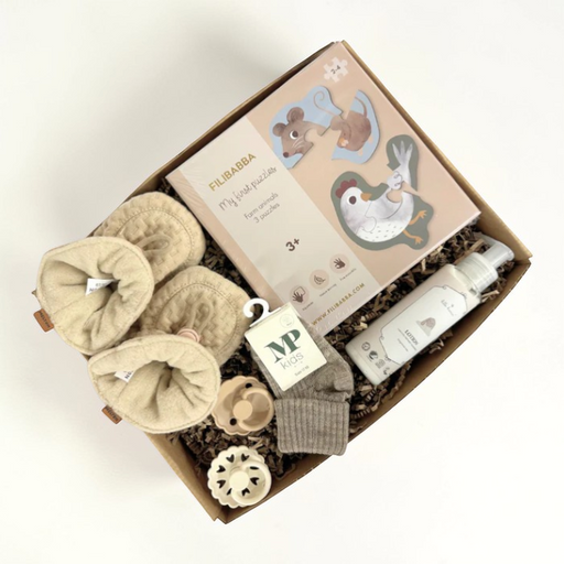 Stor og flot gaveløsning med babys første puslespil og sager til baby i beige