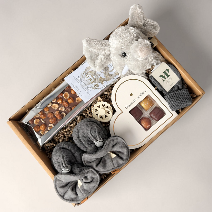 Barselsgave til den nybagte familie med sød bamse, strømper, sut, chokolade og bløde futter.