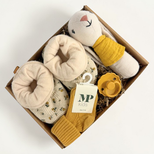 Gul barselsgave med sut, rangle, futter og strømper.