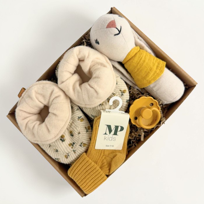 Gul barselsgave med sut, rangle, futter og strømper.