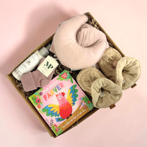 Sød lille lyserød gaveløsning med nusselud og futter til baby