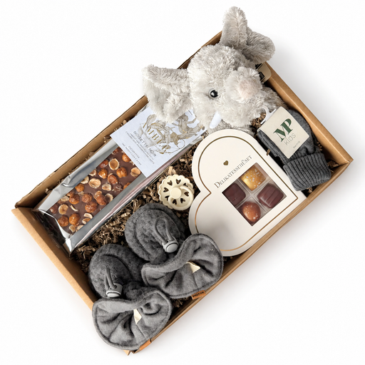 Barselsgave i gaveæske med elefant bamse, chokolade, futter, strømper og sut.