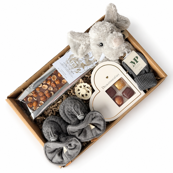 Barselsgave i gaveæske med elefant bamse, chokolade, futter, strømper og sut.