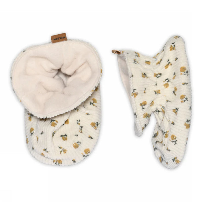 Beige Melton-futter til baby med blomsterprint, regulerbar strop og skridsikker gummisål