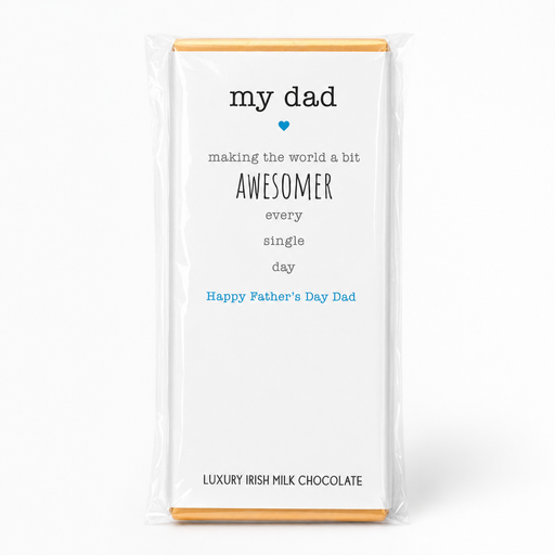 Hvid fars dags-chokolade med “My Dad makes the world a bit awesomer”, belgisk mælkechokolade og blåt hjerte.