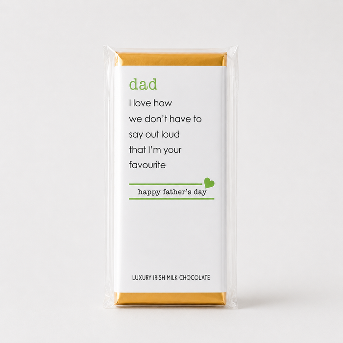 Hvid fars dags-chokolade med “Happy Father's Day”, belgisk mælkechokolade og grønt hjerte.