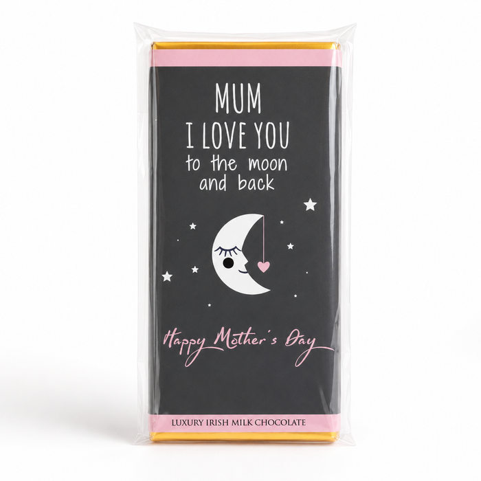 Mors dags-chokolade med “Mum, I love you to the moon and back”, belgisk mælkechokolade, måneillustration og lyserøde detaljer.