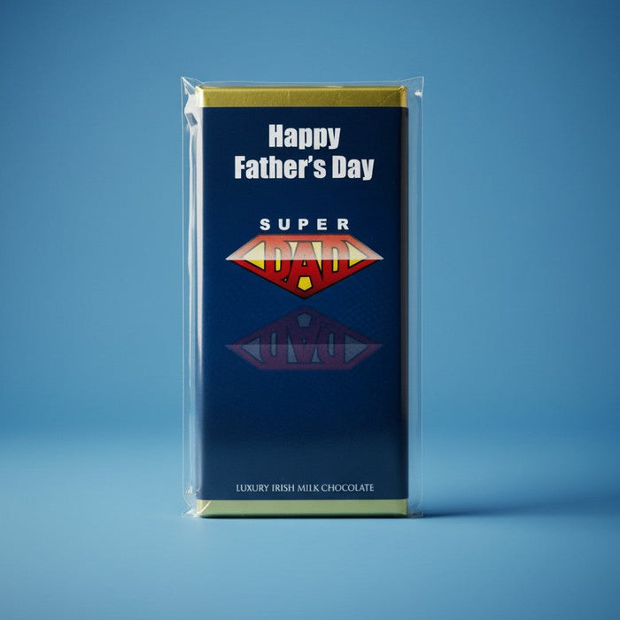 Mørkeblå fars dags-chokolade med “SUPERDAD”, belgisk mælkechokolade