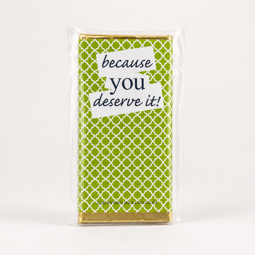 Grøn chokoladebar med “Because You Deserve It”, belgisk mælkechokolade og dekorativt mønster.