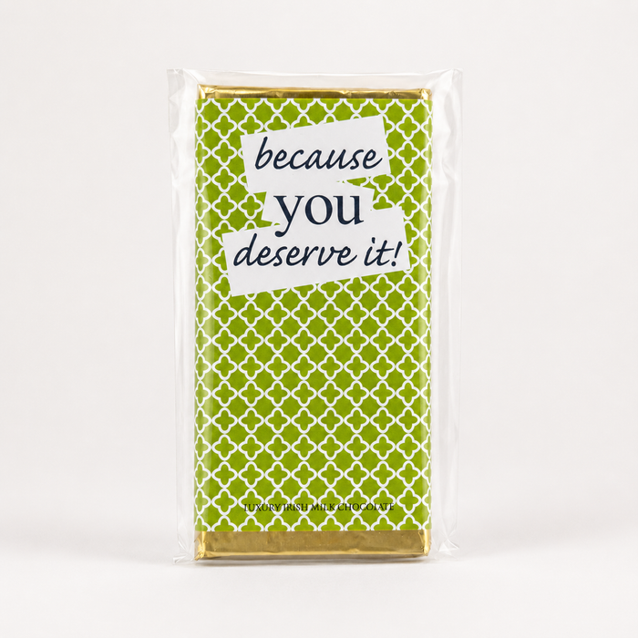 Grøn chokoladebar med “Because You Deserve It”, belgisk mælkechokolade og dekorativt mønster.