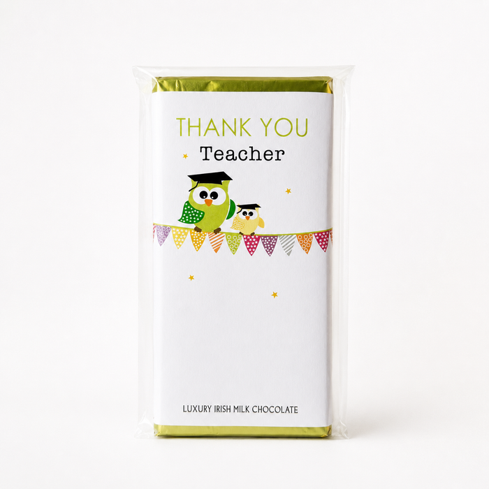 Lærer-chokolade med “Thank You Teacher”, belgisk mælkechokolade, ugler med studenterhuer og farverig guirlande.