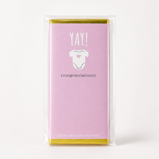 Lyserød chokoladebar med “YAY! Congratulations”, belgisk mælkechokolade og sødt babydesign med body-symbol.