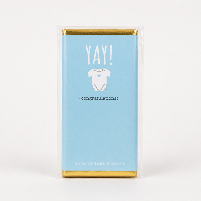 Lyseblå chokoladebar med “YAY! Congratulations”, belgisk mælkechokolade og enkelt babymotiv.