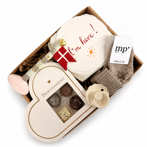 Flot beige barselsgave til mor og baby pakket i gaveæske.