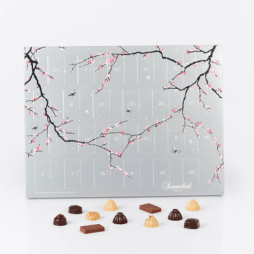 Summerbird julekalender med luksuschokolade – dansk håndværk i topklasse, sølvskinnende og sofistikeret design.	