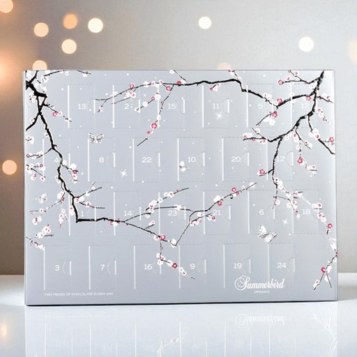 Julekalender til 2 personer, med økologisk luksuschokolade – dansk håndværk i topklasse, sølvskinnende og sofistikeret design.	