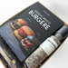 Gaveæske til burger-elskeren med bog, salt og lakrids
