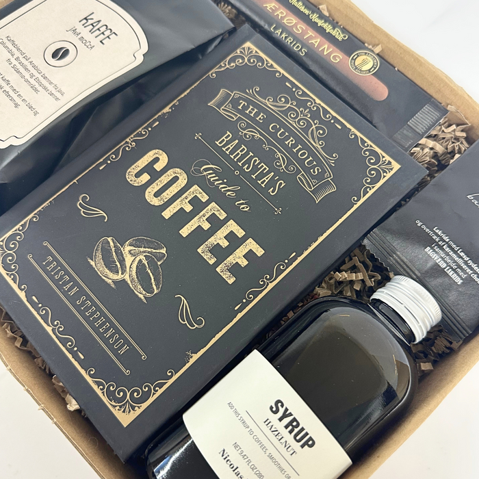 Gaveløsning med alt til kaffen, gaven indeholder bog om kaffe, kaffe og kaffesirup