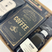 Gaveløsning med alt til kaffen, gaven indeholder bog om kaffe, kaffe og kaffesirup