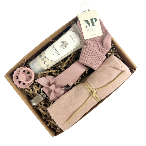Sød lille gaveløsning med suttesnor, sut, stofble, strømper og creme til baby