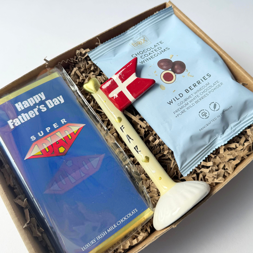 Personlig gave til far med dekorativt keramikflag, budskabschokolade og søde sager fra Box The Original pakket i gaveæske.