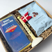 Personlig gave til far med dekorativt keramikflag, budskabschokolade og søde sager fra Box The Original pakket i gaveæske.