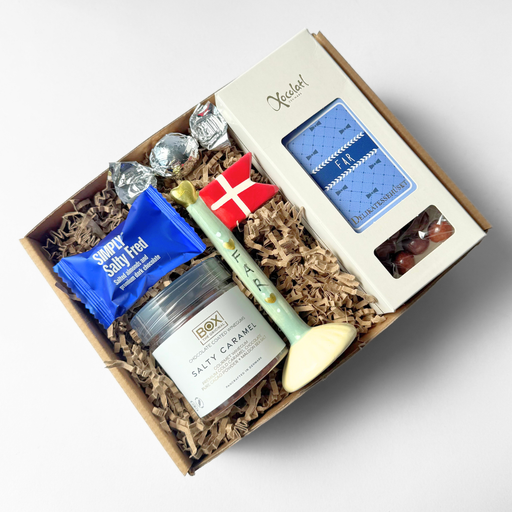 Gave til far med keramikflag med teksten “FAR”, kiksekugler i FAR-æske, Salty Caramel, Salty Fred Bite og chokoladekugle.