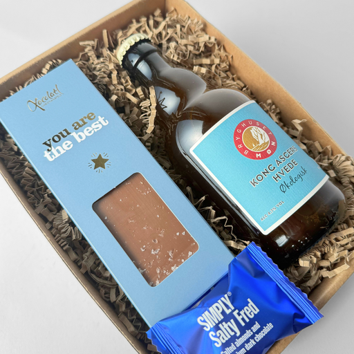 Gaveæske til far med hvedeøl fra Møn Bryghus, chokoladeplade med sød hilsen og Salty Fred Bite fra Simply Chocolate.