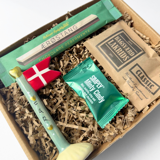 Gavepakke til Fars Dag med dekorativt keramikflag, Mini plade Classic fra Bagsværd Lakrids, Ærøstang og Minty Cindy bite.