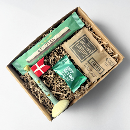 Fars Dags gave med keramikflag med teksten “Far” fra Speedtsberg, lakrids fra Bagsværd og Hattesen’s samt chokolade fra Simply Chocolate.